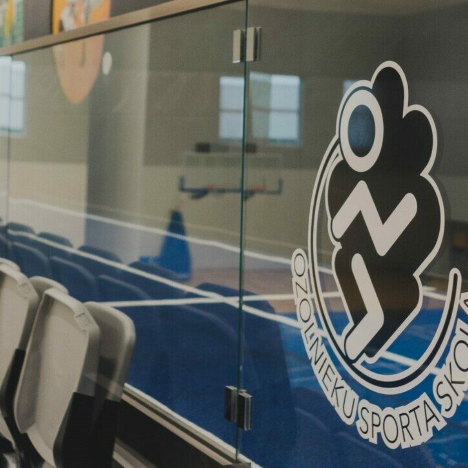 Ozolnieku sporta skolas zāle