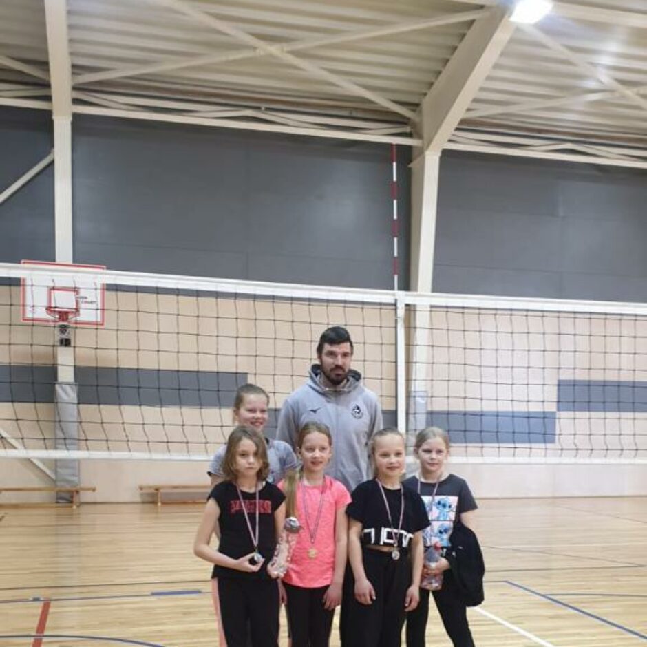 U12 volejbola komanda ar treneri