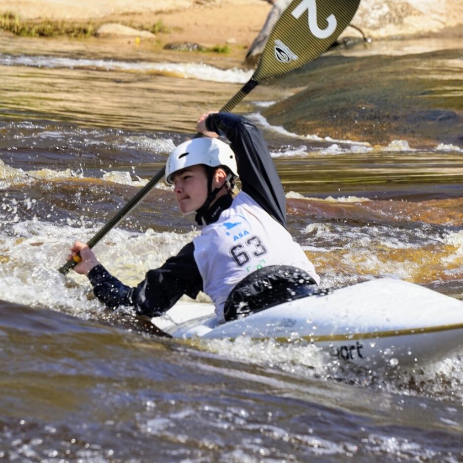 Airēšanas slaloma izglītojamais ūdenī
