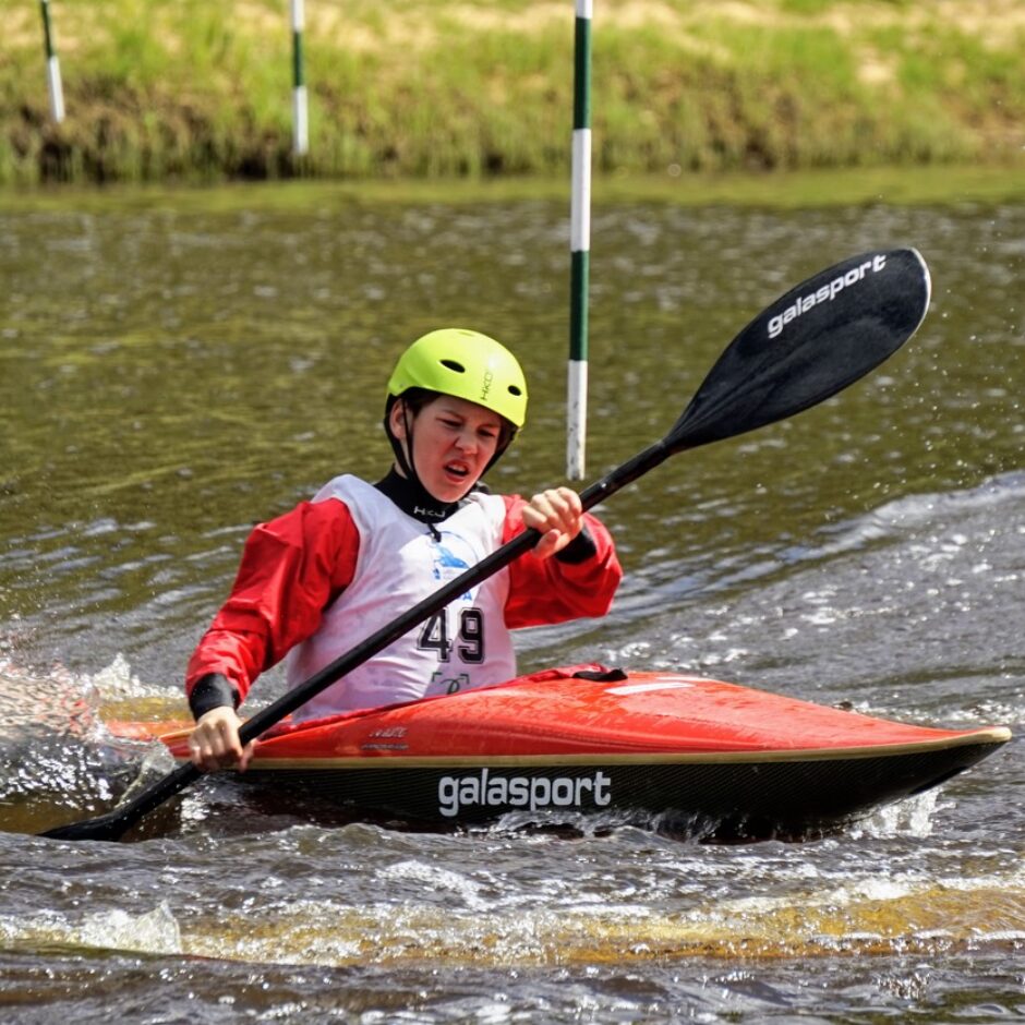 Airēšanas slaloma izglītojamais ūdenī