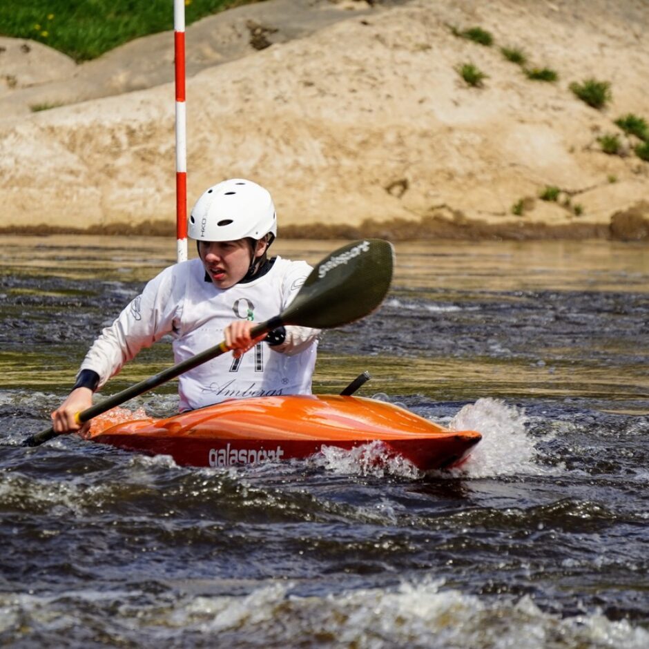 Airēšanas slaloma izglītojamais ūdenī