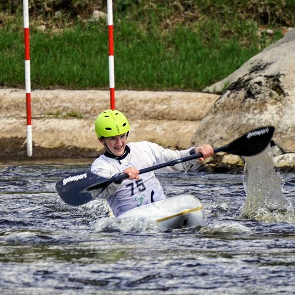 Airēšanas slaloma izglītojamais ūdenī