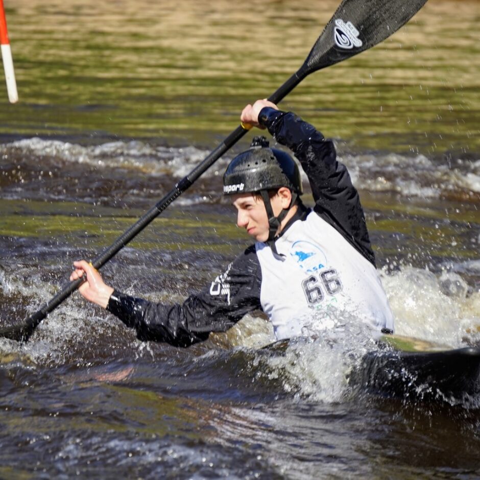 Airēšanas slaloma izglītojamais ūdenī