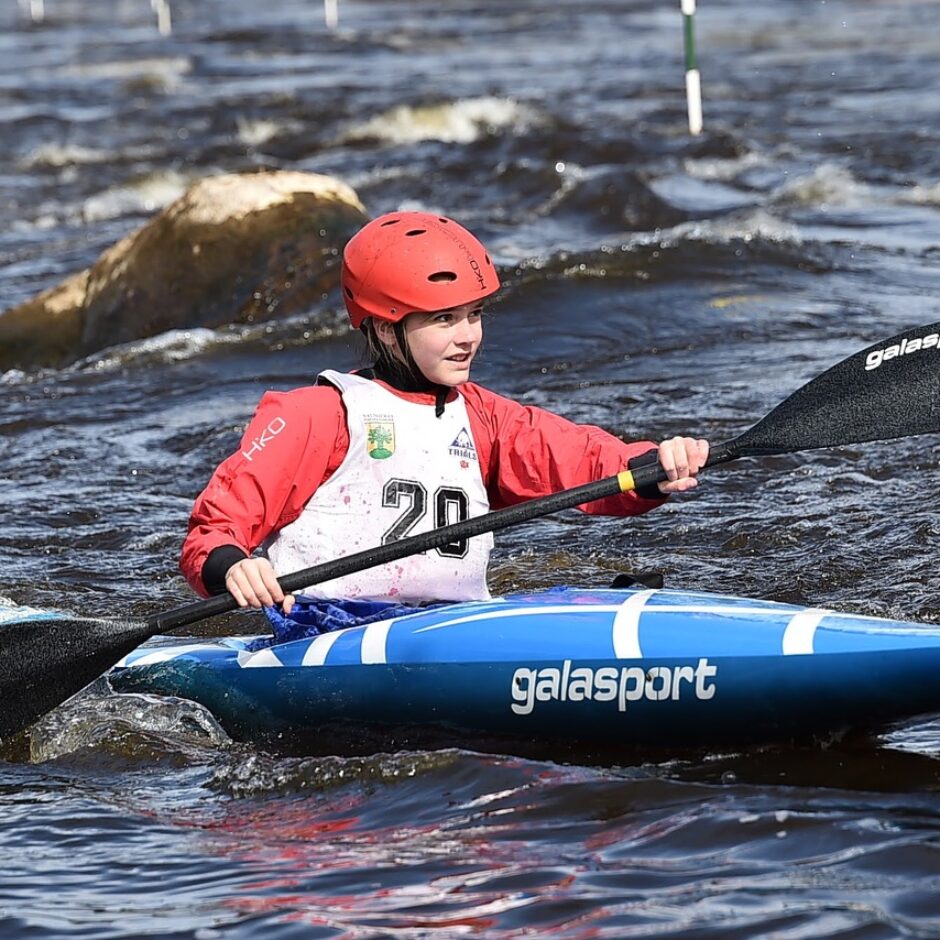 Airēšanas slaloma izglītojamais ūdenī