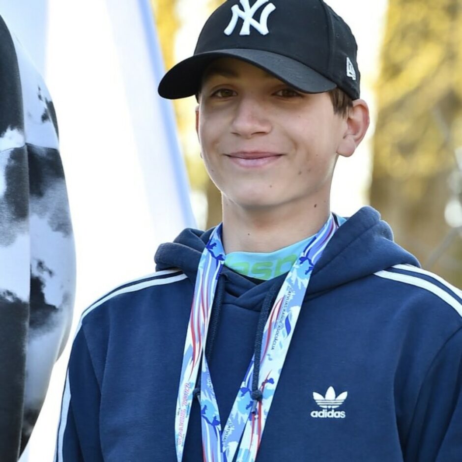 Airēšanas slaloma izglītojamais ar medaļu