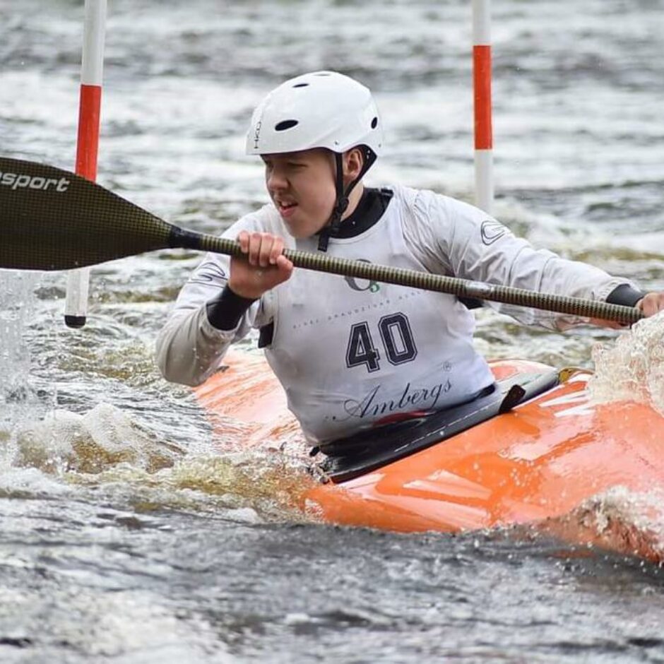 Airēšanas slaloma izglītojamais ūdenī