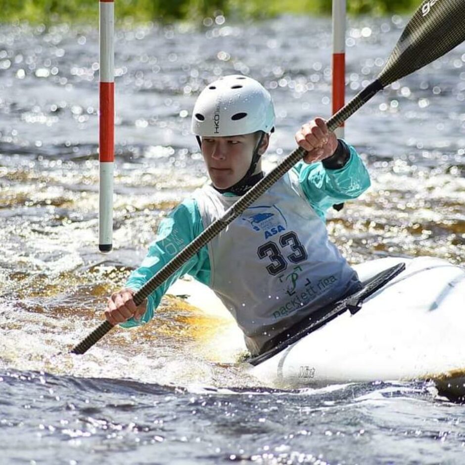 Airēšanas slaloma izglītojamais ūdenī