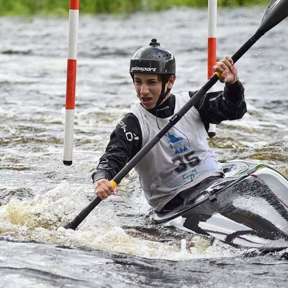 Airēšanas slaloma izglītojamais ūdenī