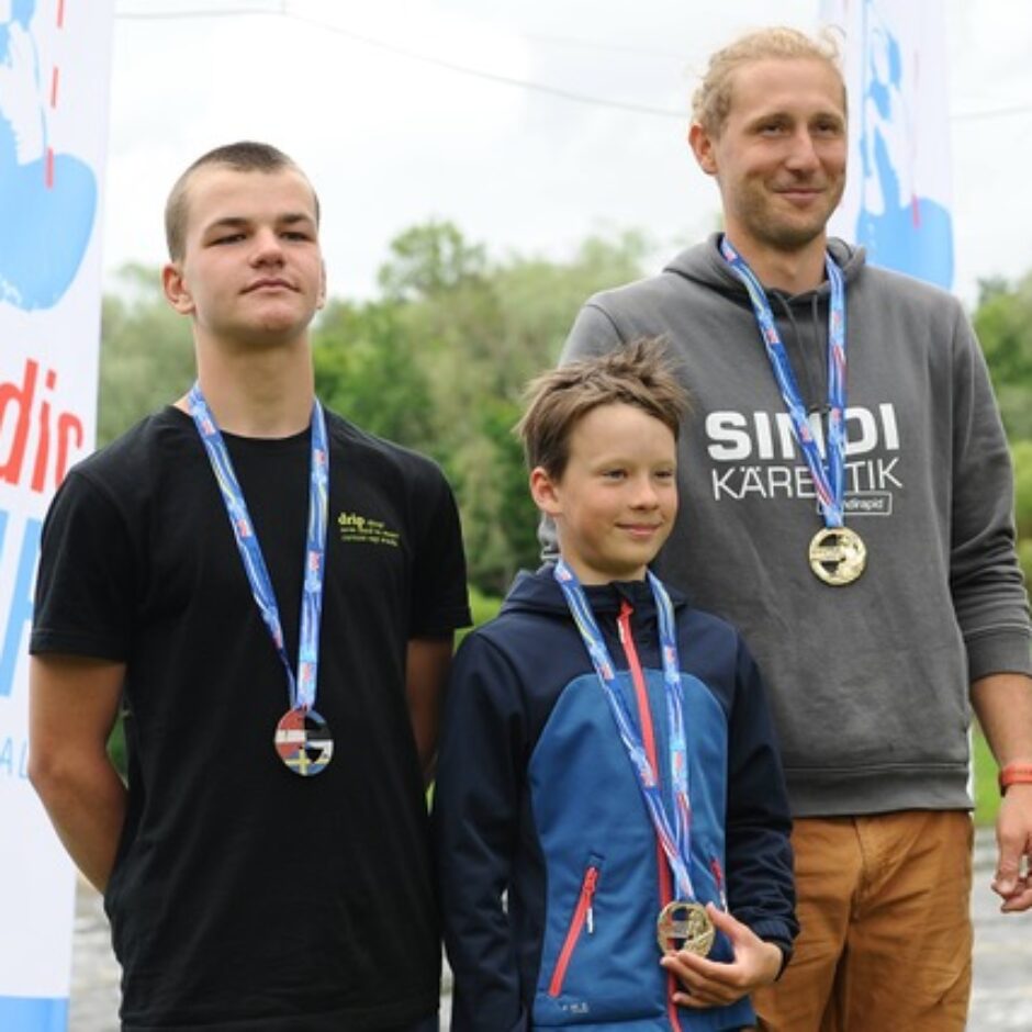 Airēšanas slaloma izglītojamais uz pjedestāla