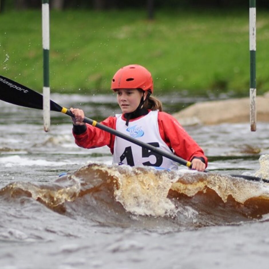 Airēšanas slaloma izglītojamais ūdenī