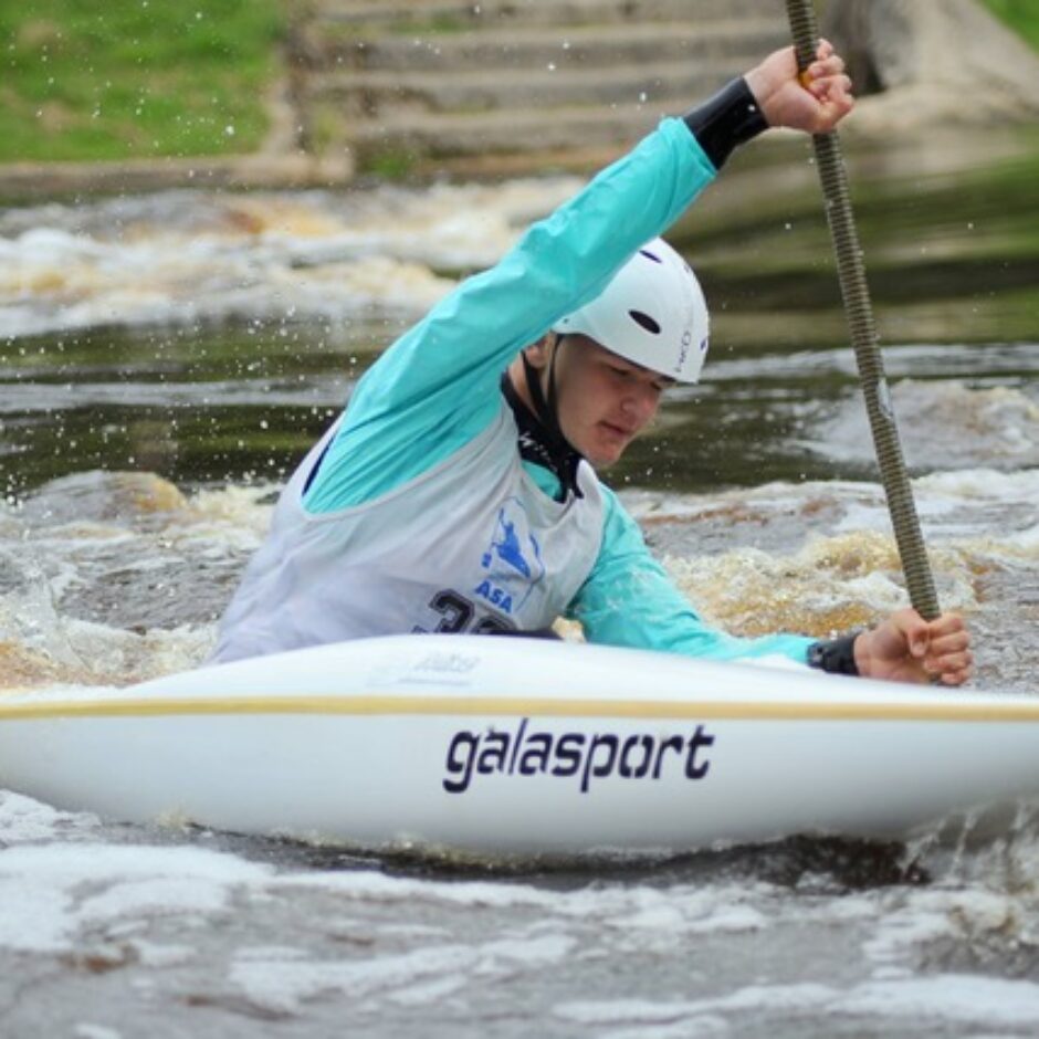 Airēšanas slaloma izglītojamais ūdenī