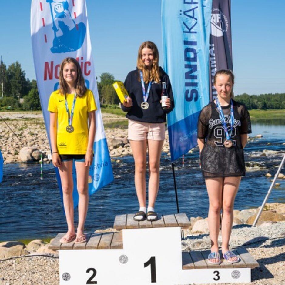 Airēšanas slaloma izglītojamie uz pjedestāla