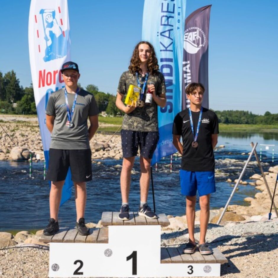 Airēšanas slaloma izglītojamie uz pjedestāla