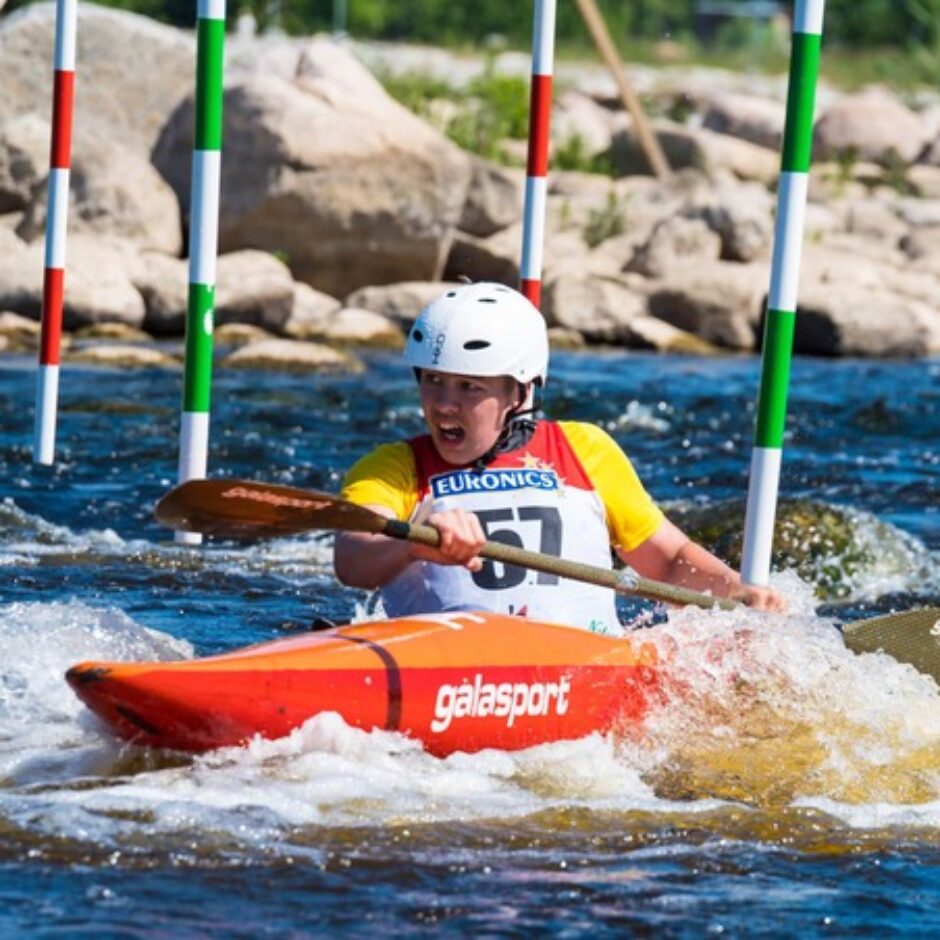 Airēšanas slaloma izglītojamais ūdenī