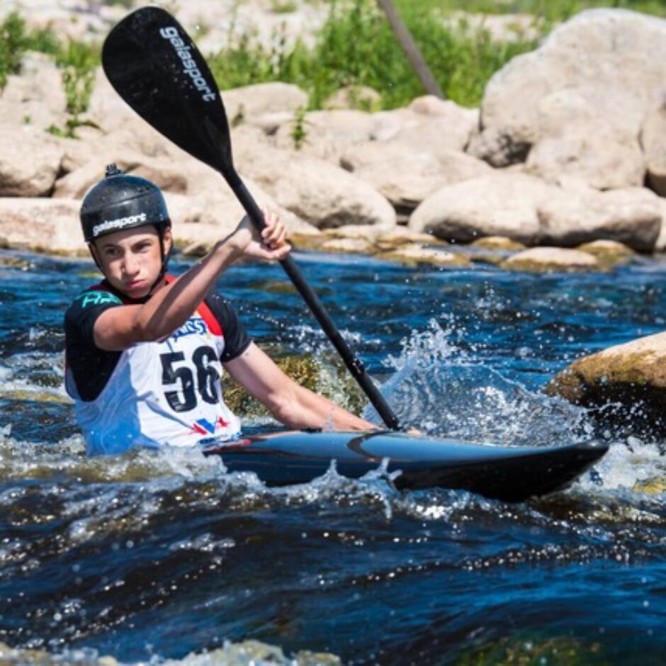 Airēšanas slaloma izglītojamais ūdenī