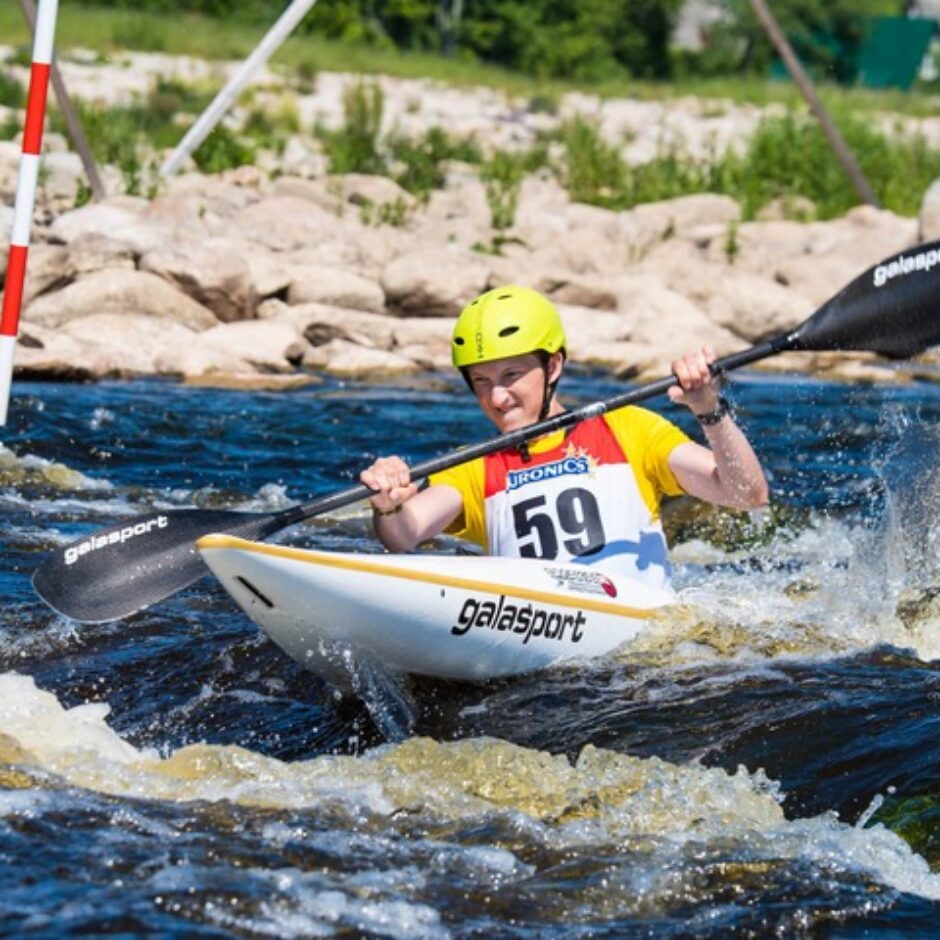 Airēšanas slaloma izglītojamais ūdenī