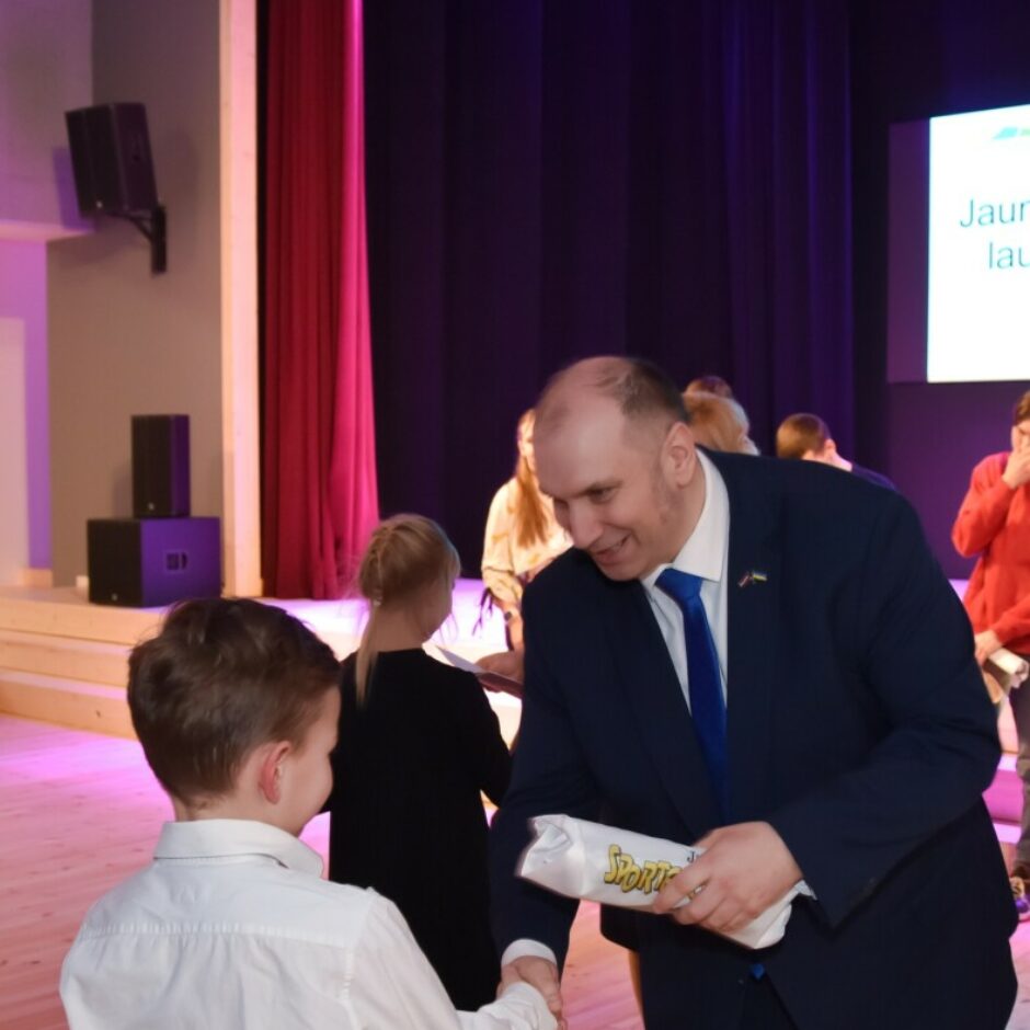 Sporta laureāta balvas pasniegšana