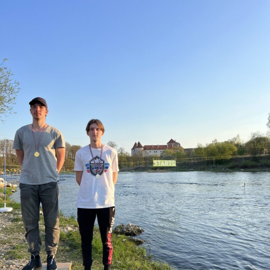 Airēšanas slaloma izglītojamie uz pjedestāla