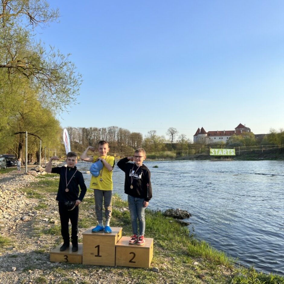 Airēšanas slaloma izglītojamie uz pjedestāla