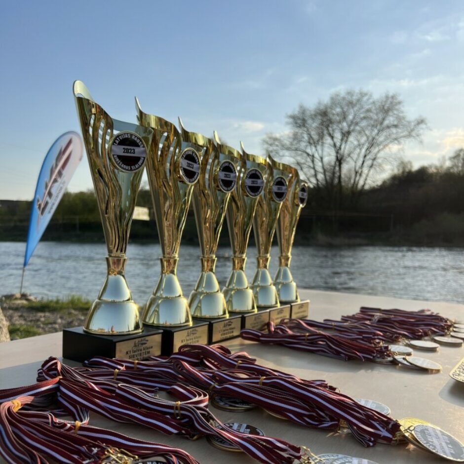 Airēšanas slaloma medaļas un kausi