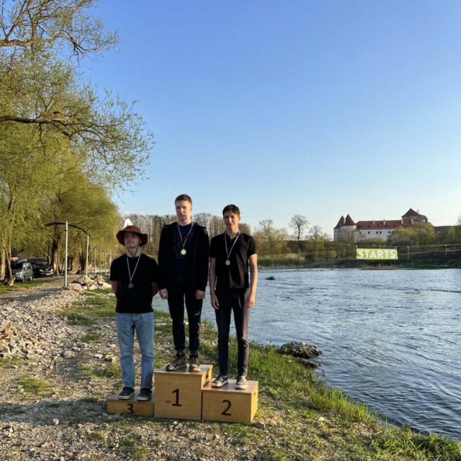 Airēšanas slaloma izglītojamie uz pjedestāla