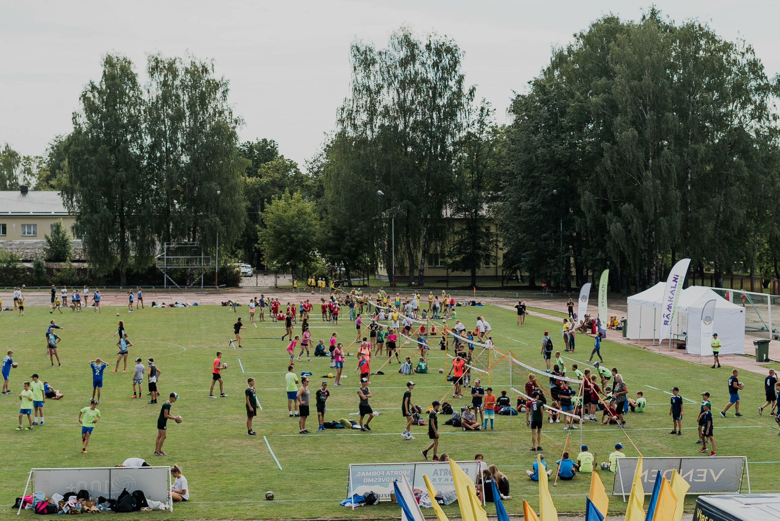 Sporta laukums ar daudz jauniešiem
