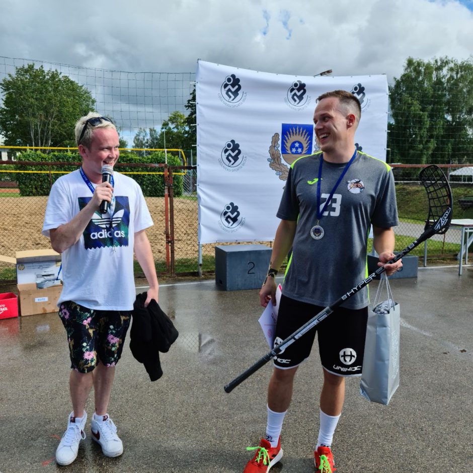 Divi cilvēki apbalošanā