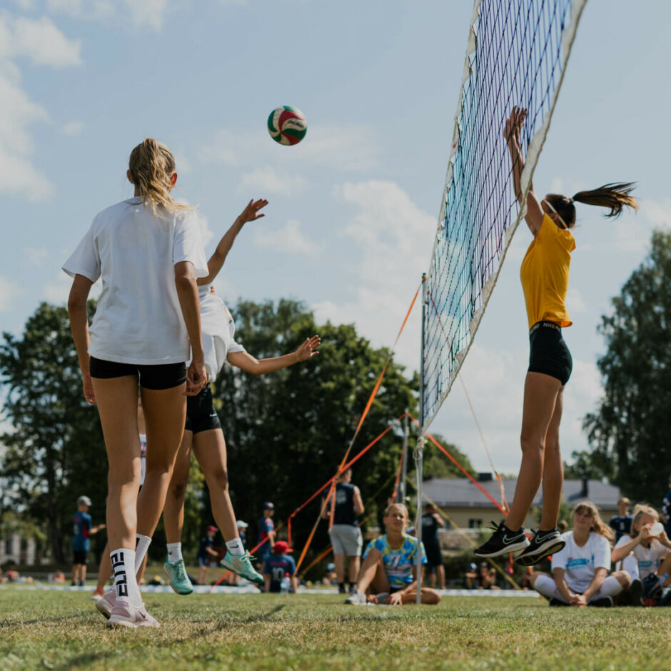 Notiek sieviešu voleibola sacensības