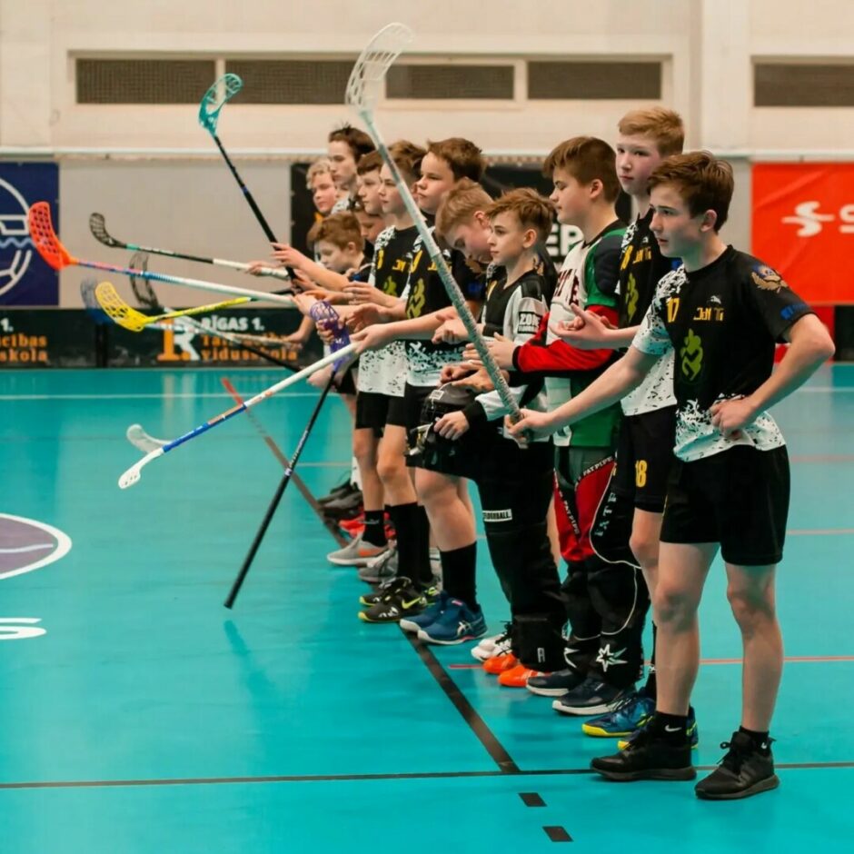 U13 florbola komanda pirms spēles