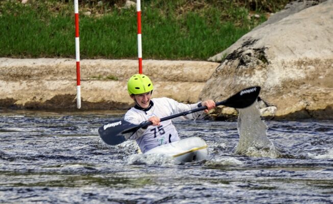 Airēšanas slaloma izglītojamais ūdenī