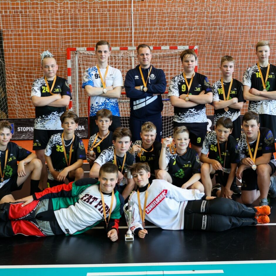 Florbola komanda ar medaļām