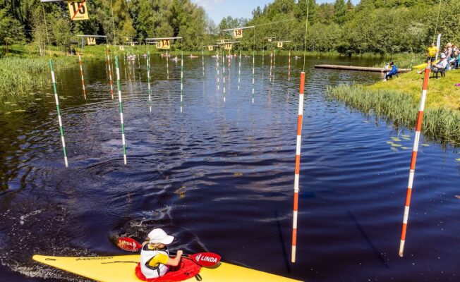 Airēšanas slaloma izglītojamais ūdenī