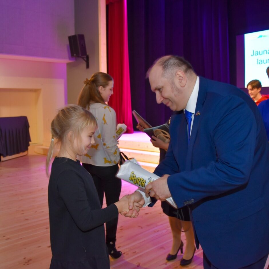 Sporta laureāta balvas pasniegšana meitenei