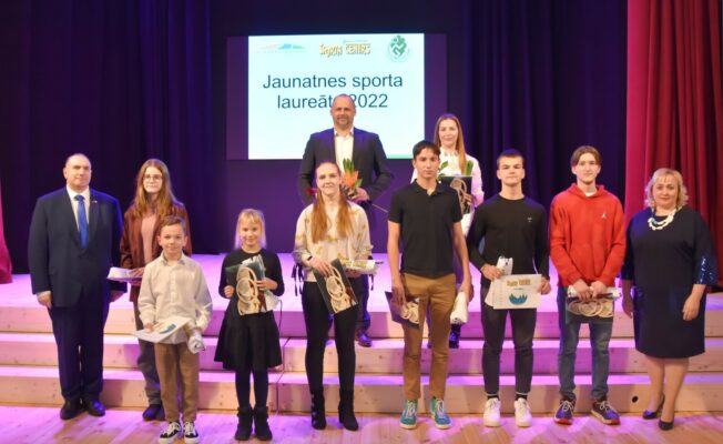 Sporta laureāta balvas pasniegšana