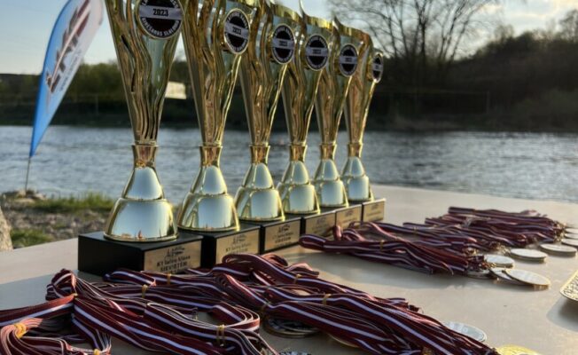 Airēšanas slaloma medaļas un kausi