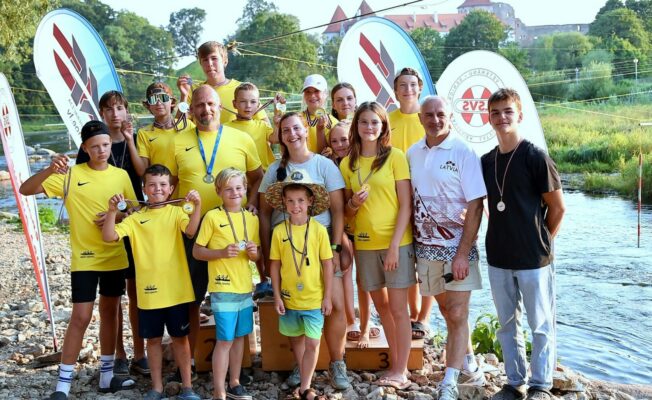 Airēšanas slaloma izglītojamie ar medaļām